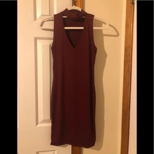 Short v-neck sleeveless dress with collar
